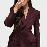 Švarkas su įspūdingu dizainu ir sagomis.