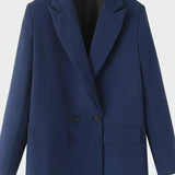 Didelio dydžio paltas su moderniu dizainu.